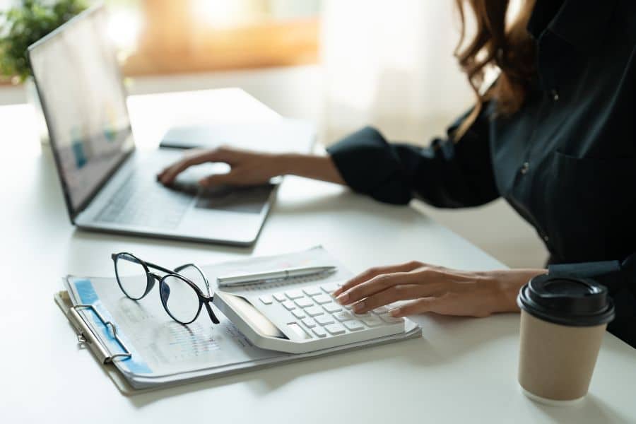 Read more about the article 5 Practical Tips To Manage Your Personal Finances