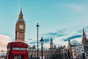 Read more about the article 8 Useful Travel Tips To Tour The UK On A Budget