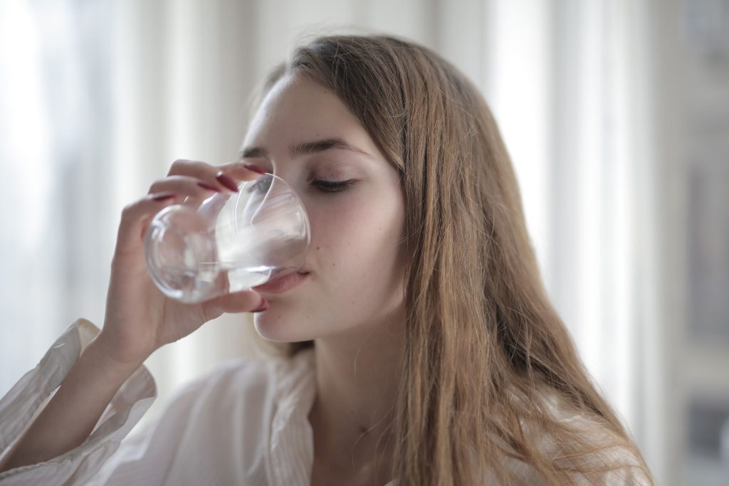 Wellness at the workplace - Woman drinking a glass of water